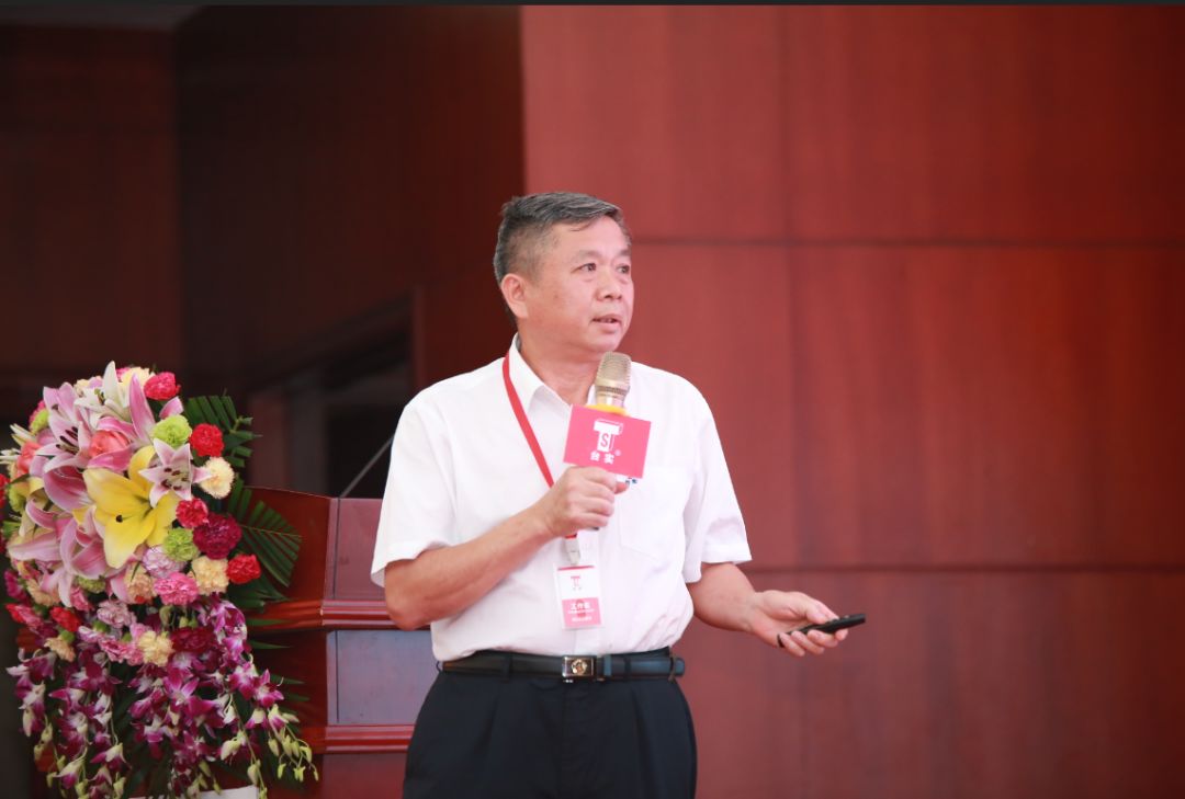 部总监梁起冠为大家介绍了台实防水新品"台实之星"免砸砖透明防水胶,"